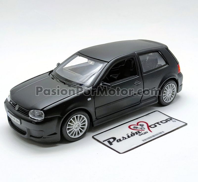 1:24 Volkswagen Golf A4 R32 Hatchback 2002 Negro Mate MAISTO Special Edition 02561