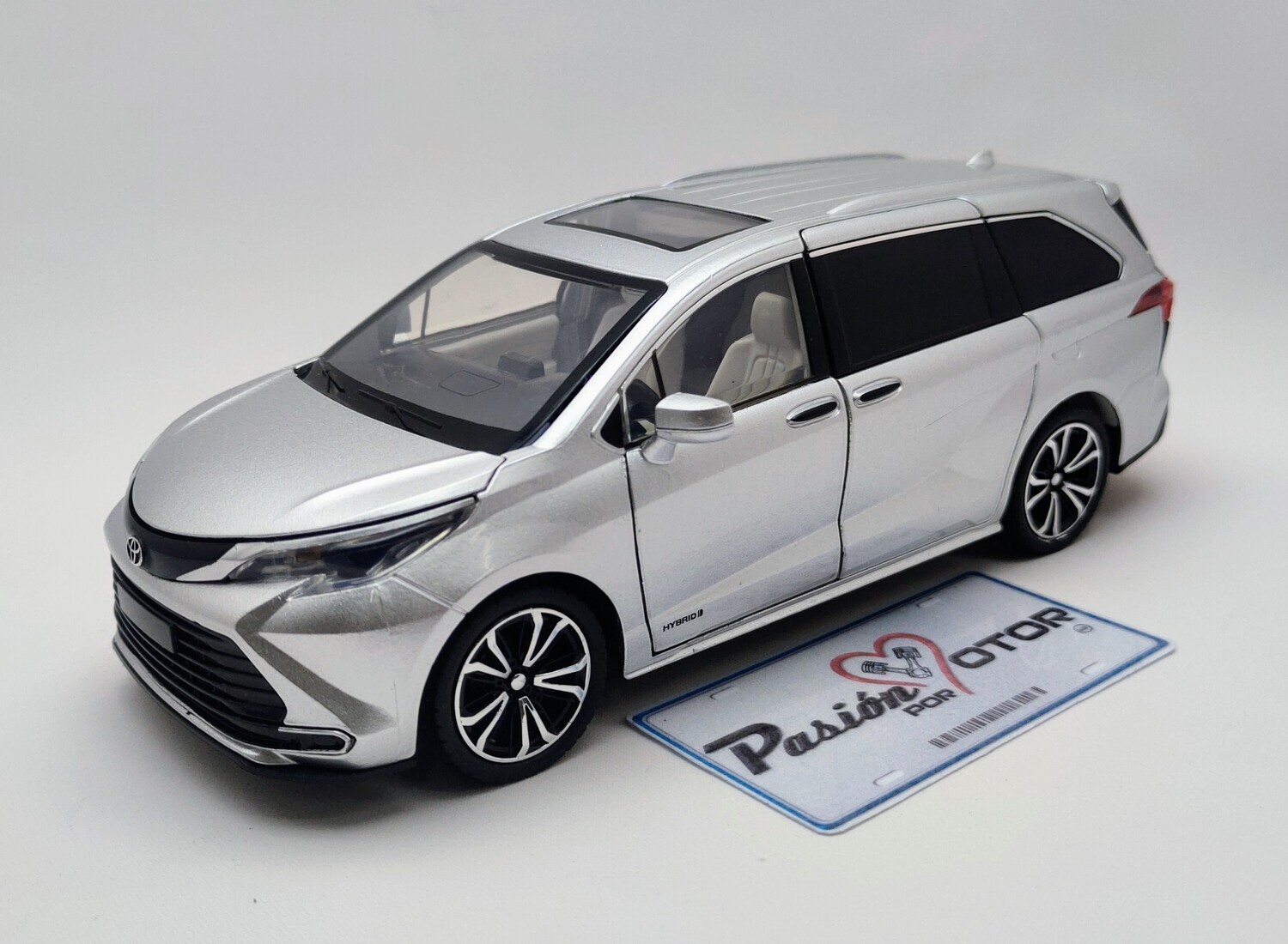 1:24 Toyota Sienna Hybrid Limited AWD Minivan 2021 Plata KINGS TOY 02606 1:24 Toyota Sienna Hybrid Limited AWD Minivan 2021 Plata KINGS TOY 02606
