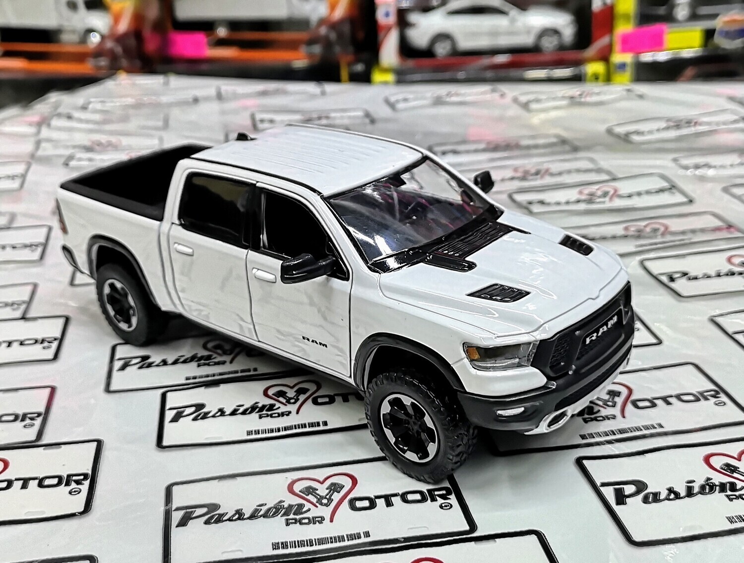 1:27 Ram 1500 Crew Cab Pick Up Rebel  2019 Blanco MOTOR MAX 1:24 02719