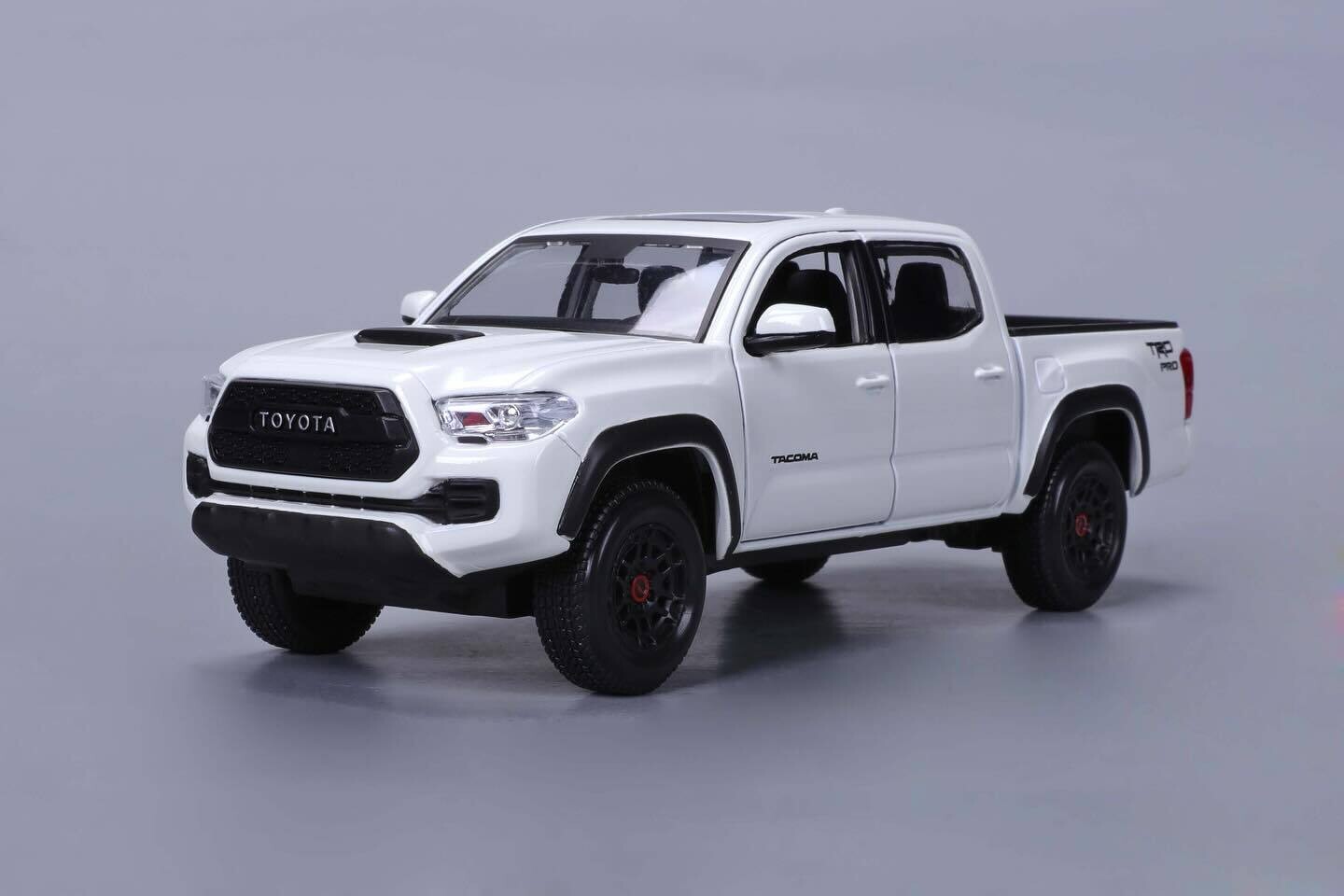 1:27 Toyota Tacoma TRD PRO 2023 Blanco MAISTO Special Edition Pick Up 1:24 03345