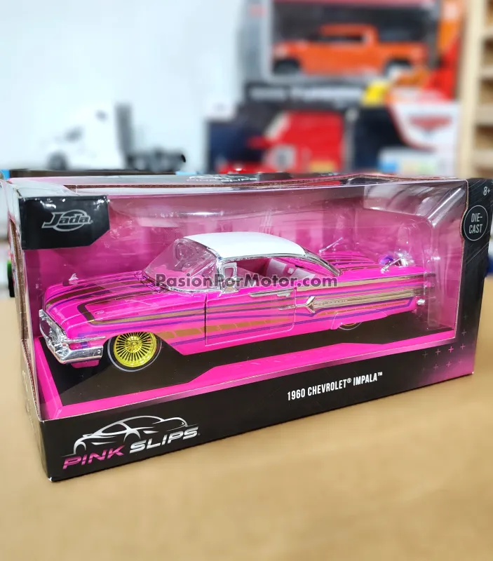 1:24 Chevrolet Impala 1960 Rosa Con Graficos JADA TOYS Pink Slips 04751