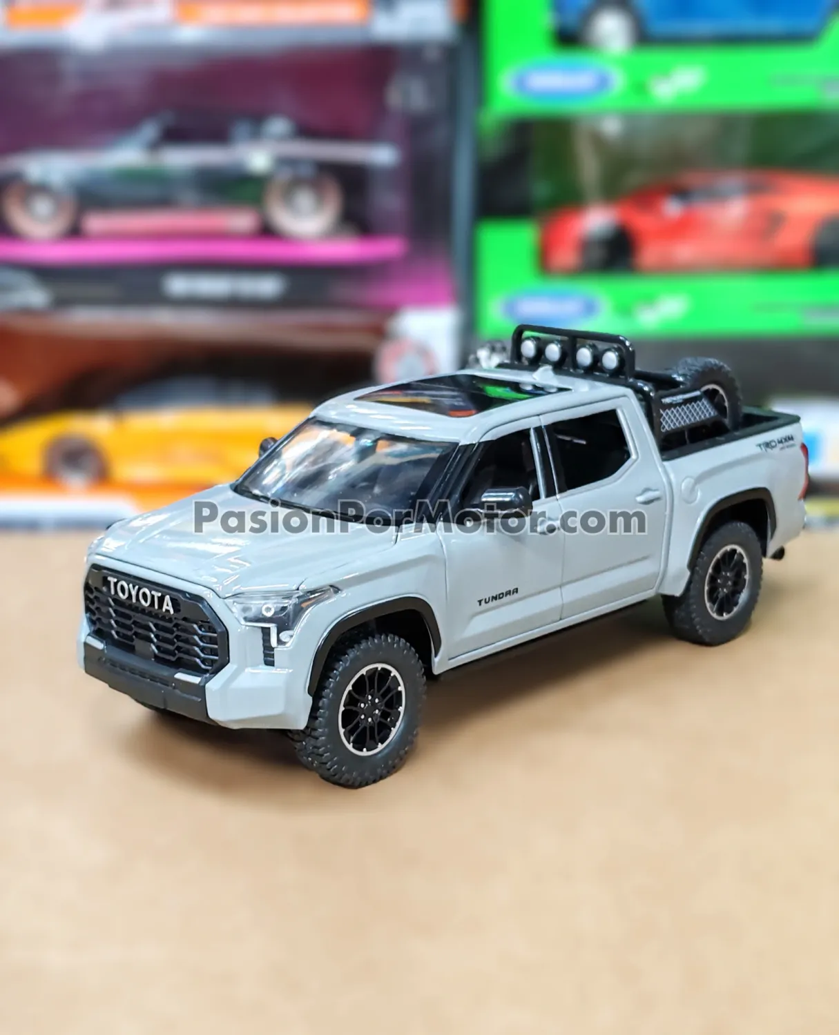 1:24 Toyota Tundra TRD 4X4 Off Road 2023 Gris KINGS TOY 05255