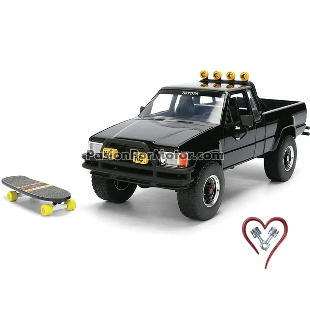 1:24 Toyota SR5 Pick Up 1985 &amp; Patineta de Marty Volver Al Futuro JADA TOYS Hollywood Rides 05417