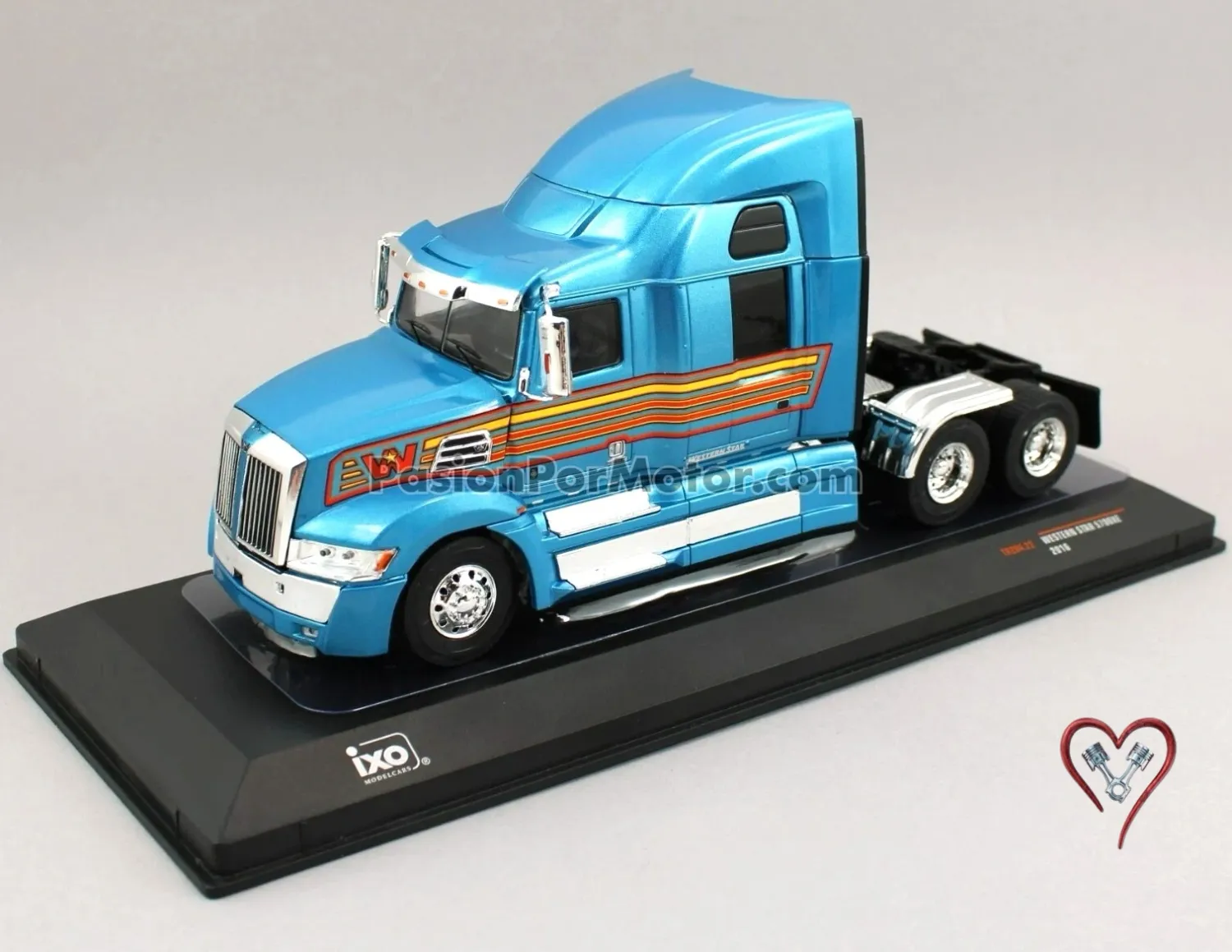 1:43 Western Star 5700XE 2016 Azul con Franjas IXO MODELCARS 05423