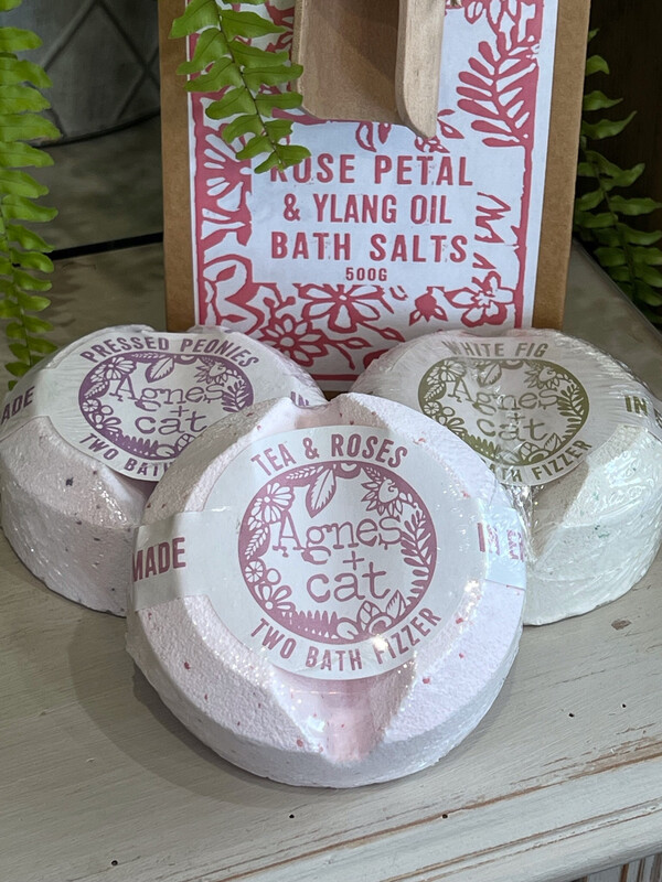 Agnes &amp; Cat Bath Fizzer - Tea &amp; Roses
