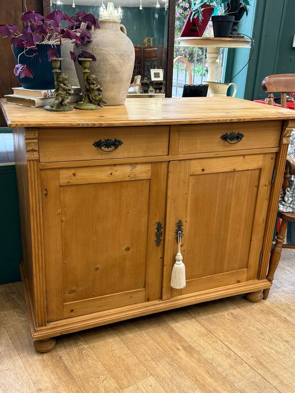 Vintage Pine Sideboard / Cupboard Vintage Pine Sideboard / Cupboard