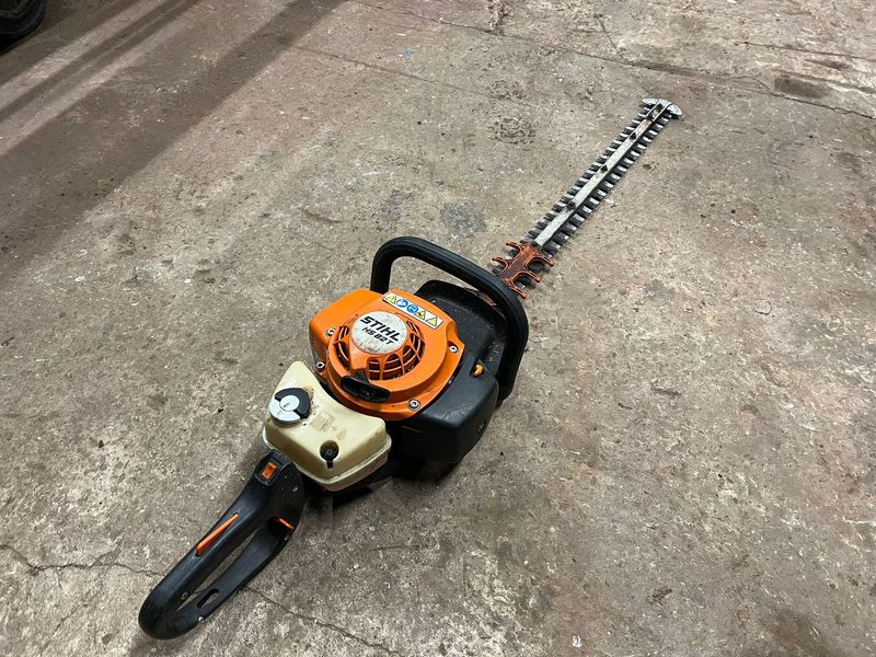 Stihl HS82T 22.7cc Petrol Hedge Trimmer 24" / 600mm