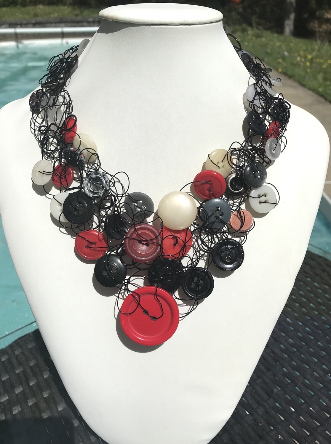 COLLIER ROYAL BOUTONS ROUGE ET NOIR