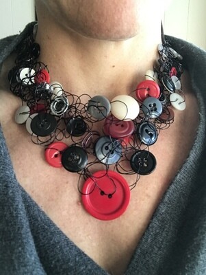COLLIER ROYAL BOUTONS ROUGE ET NOIR