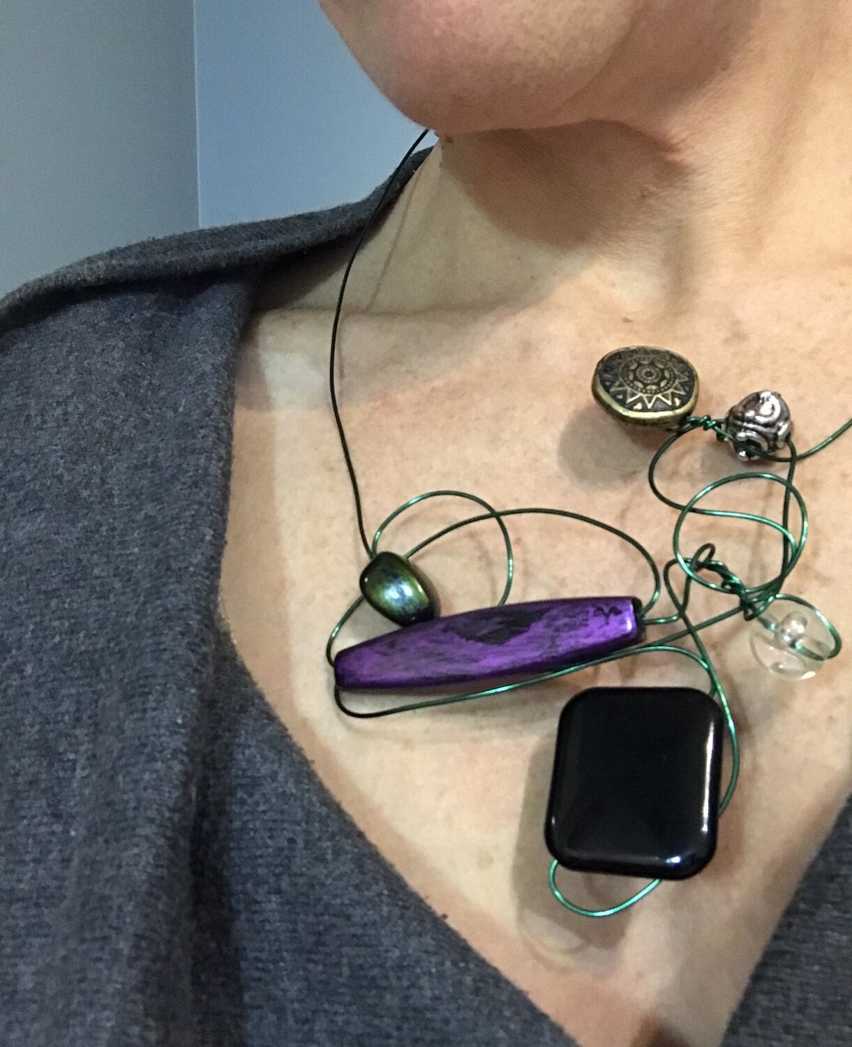 COLLIER MODERNE VERT ET MAUVE