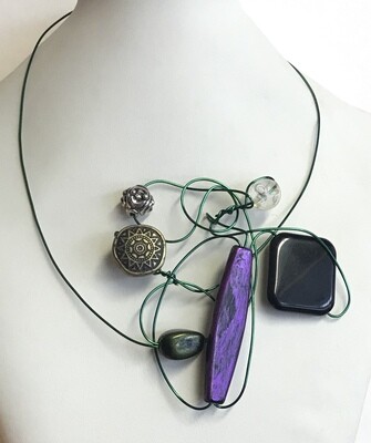 COLLIER MODERNE VERT ET MAUVE