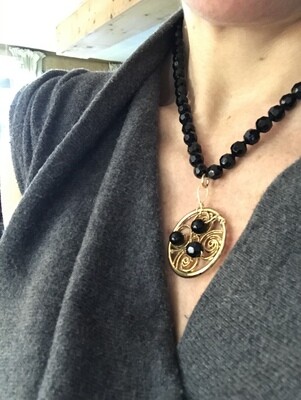 COLLIER MÉDAILLON DORURE NOIRE