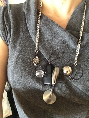 COLLIER GRIS ARGENTÉ
