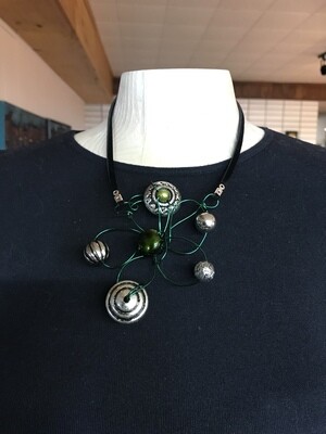 COLLIER EN FLEUR VERT