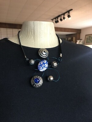 COLLIER EN FLEUR BLEU