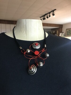 COLLIER EN FLEUR ROUGE ET ARGENT