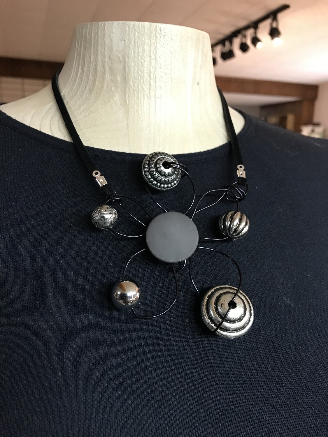 COLLIER EN FLEUR GRIS