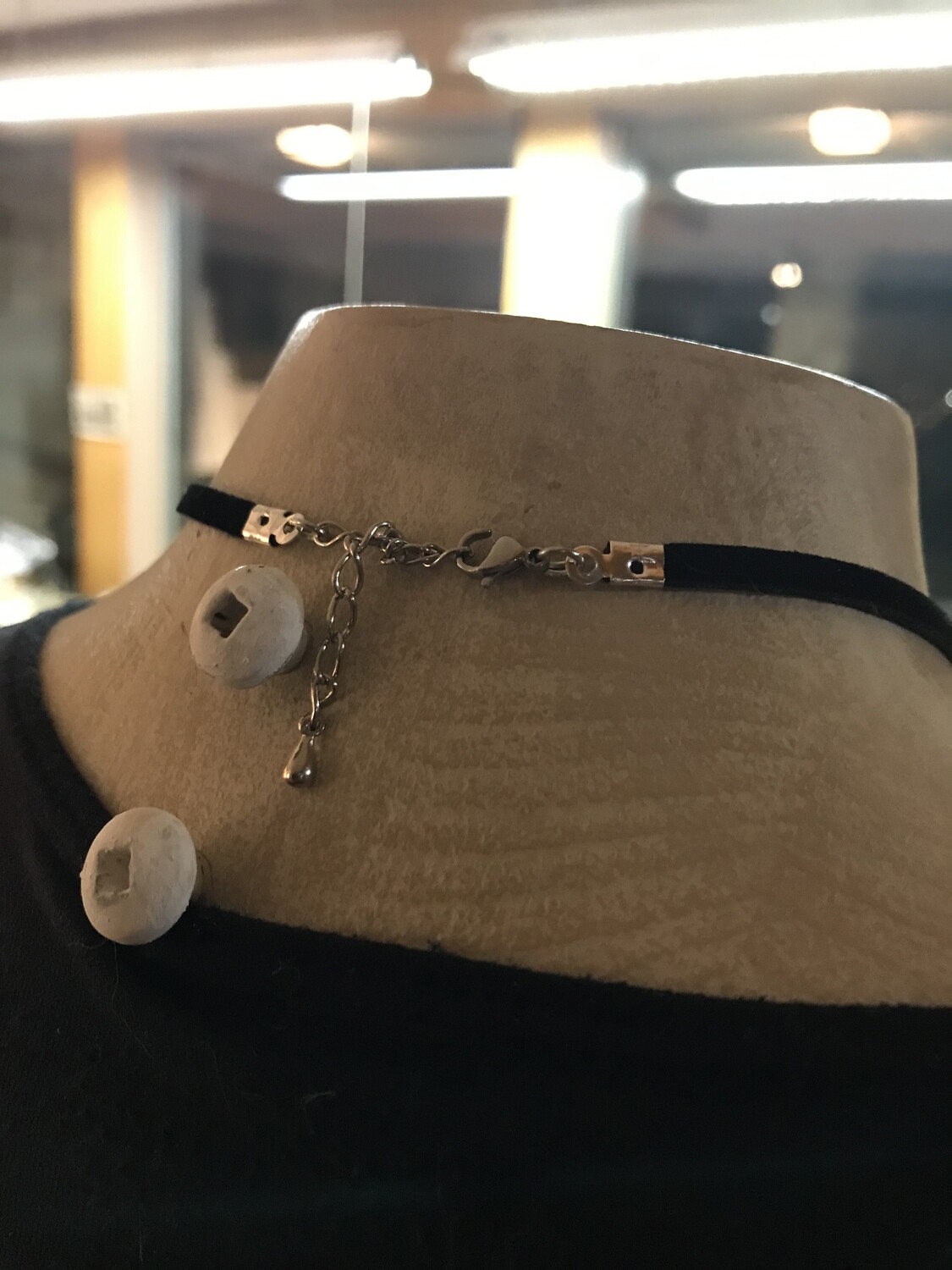 COLLIER EN FLEUR GRIS