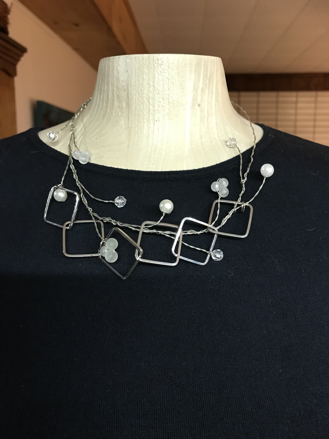 COLLIER CARRÉ GEOMETRIE BLANC