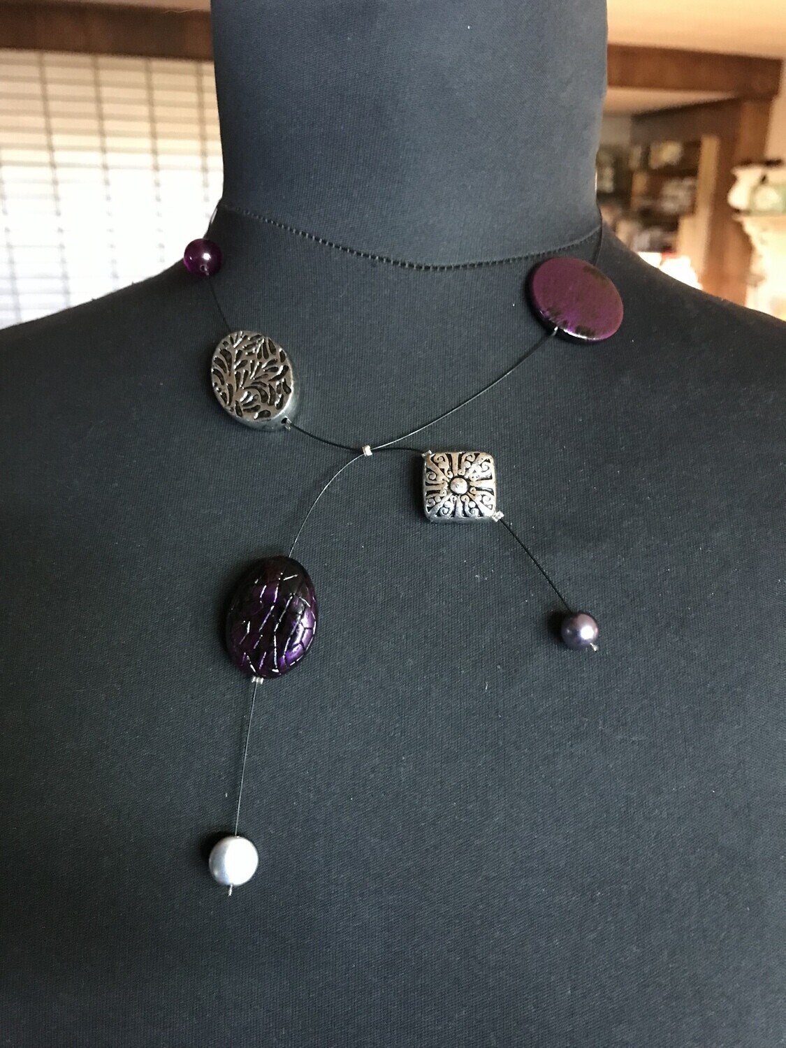 COLLIER ASYMÉTRIQUE MAUVE ET GRIS