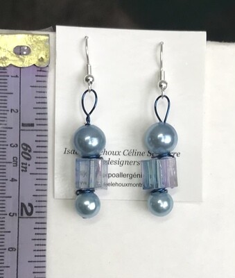 BOUCLES D’OREILLES CARRÉ DE PERLES BLEU