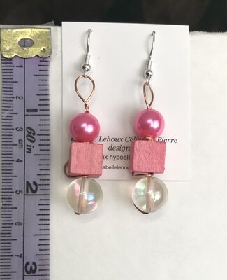 BOUCLES D’OREILLES BOIS ROSE PERLÉES