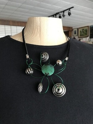 COLLIER EN FLEUR VERT ÉMERAUDE