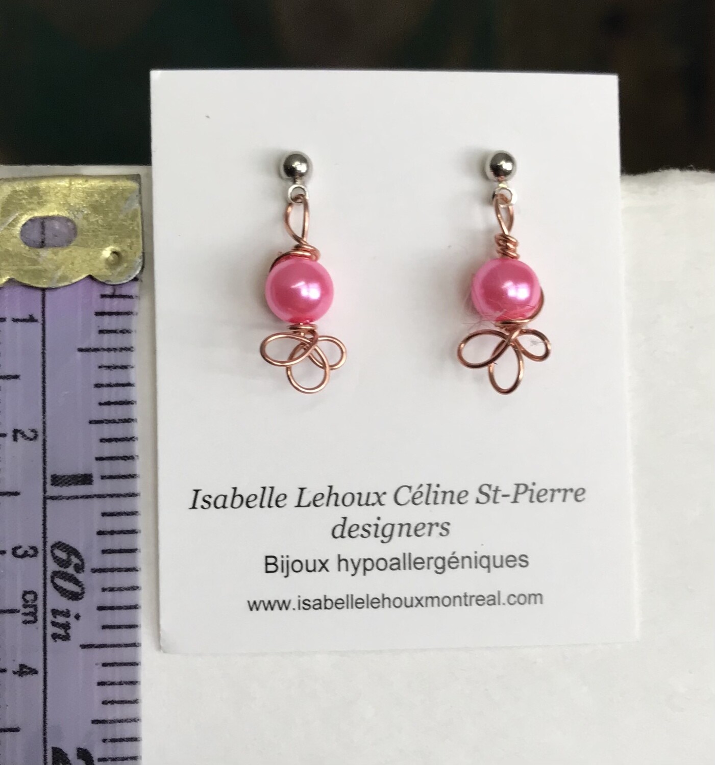 BOUCLES D’OREILLES SUR PINS ROSE GOMME