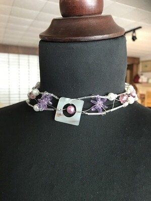 COLLIER ROSE AU COU