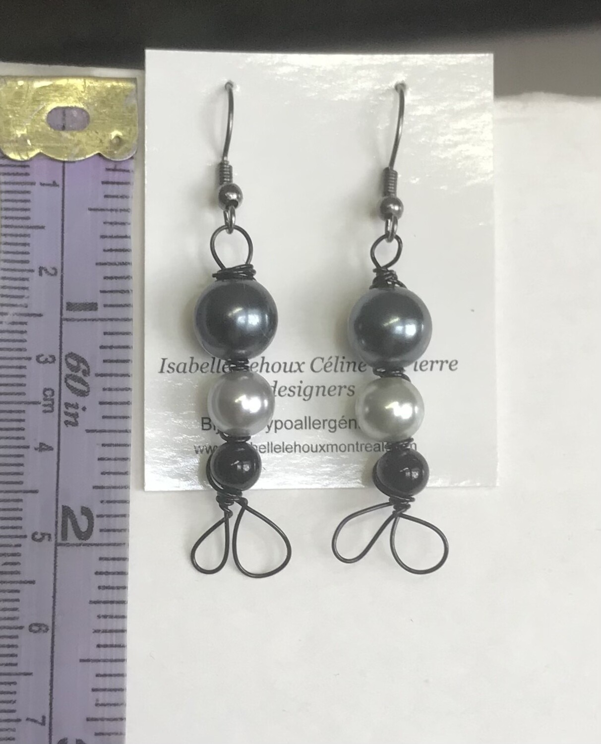 BOUCLES D’OREILLES TRIOLET PERLES GRISES