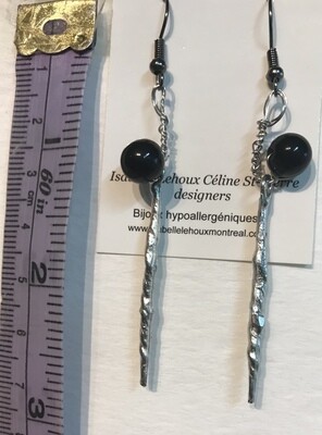 BOUCLES D’OREILLES PERLES NOIRES SUR TIGES.