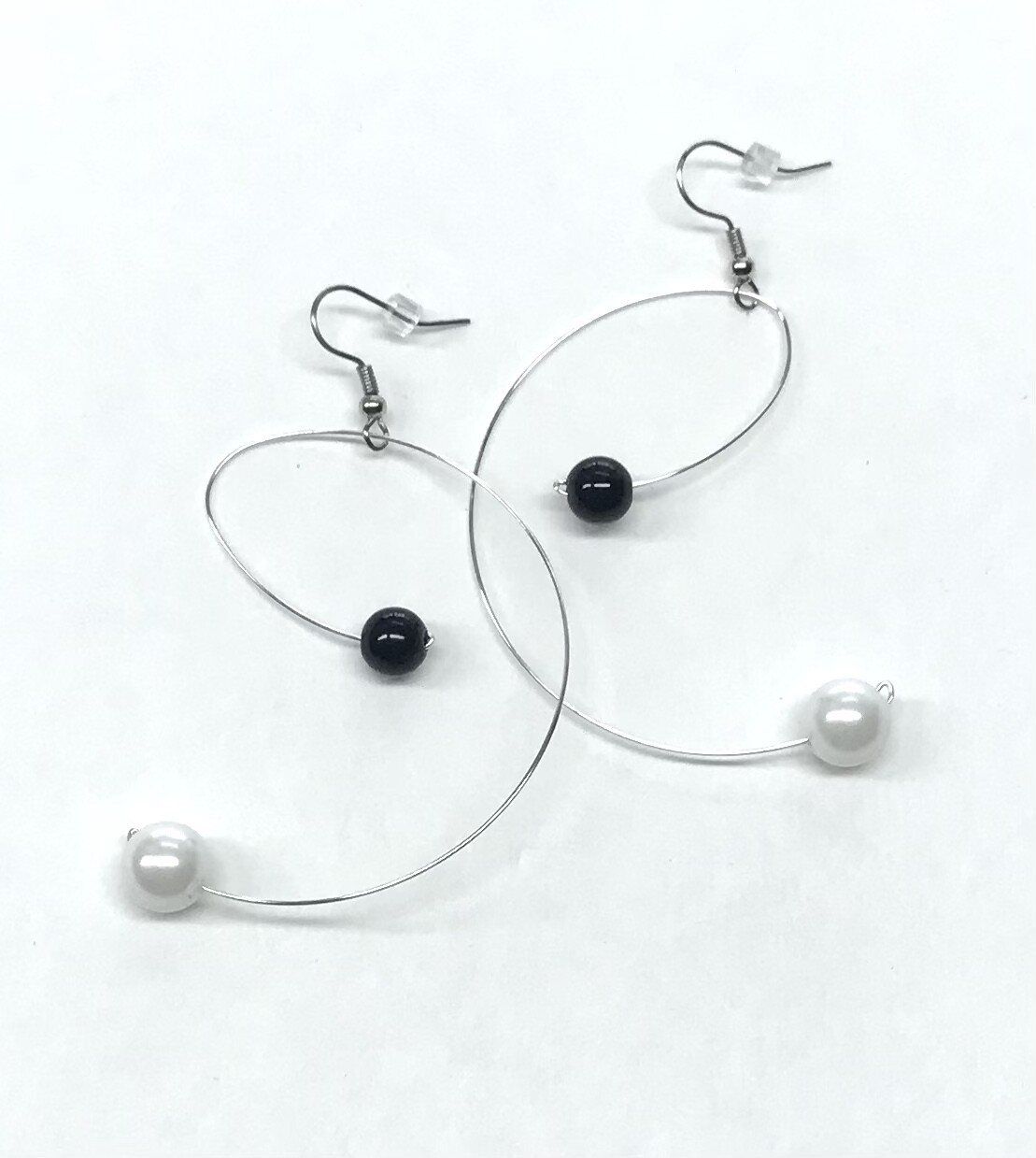 BOUCLES D’OREILLES ÉVASION NOIR ET BLANC
