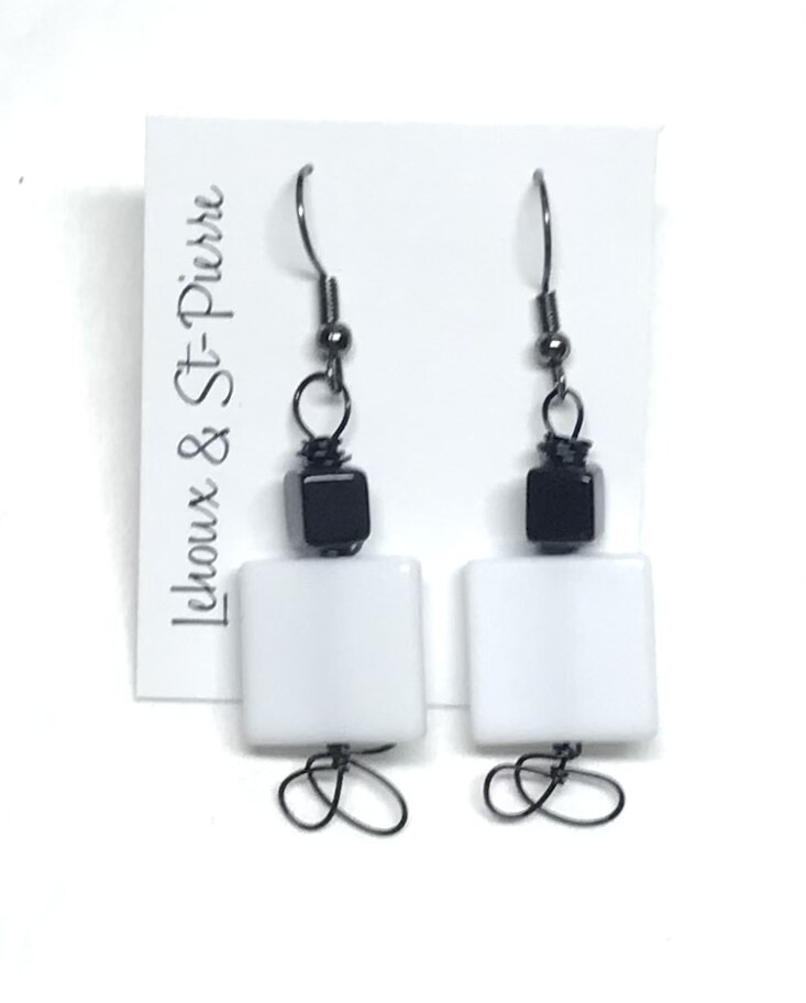 BOUCLES D’OREILLES CARRÉS BLANCS ET NOIRS