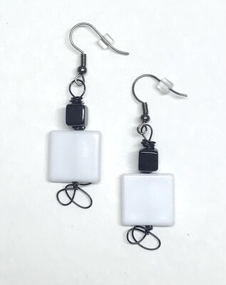 BOUCLES D’OREILLES CARRÉS BLANCS ET NOIRS