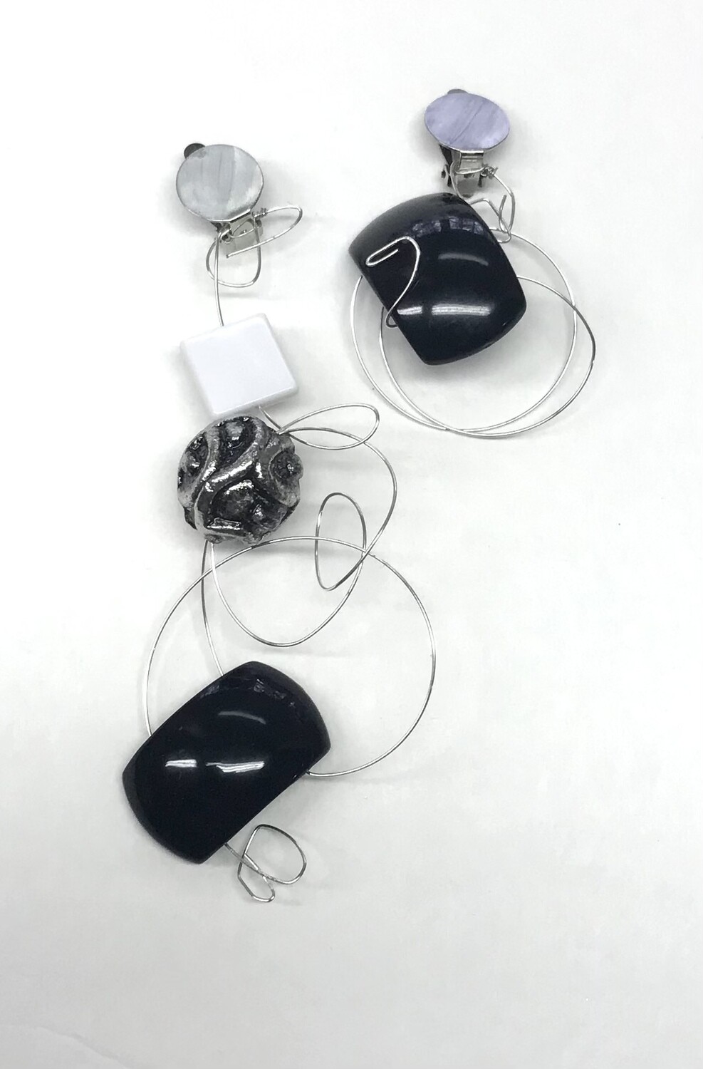 BOUCLES D’OREILLES FASCINATION SCULPTURALE NOIR ET BLANC