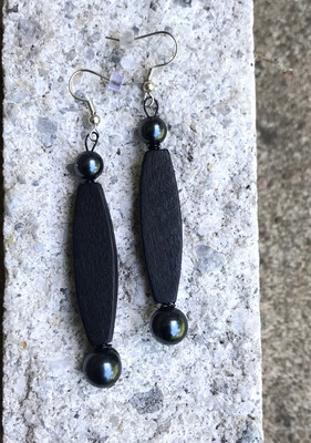 BOUCLES D’OREILLES PERLES ET BOIS NOIR