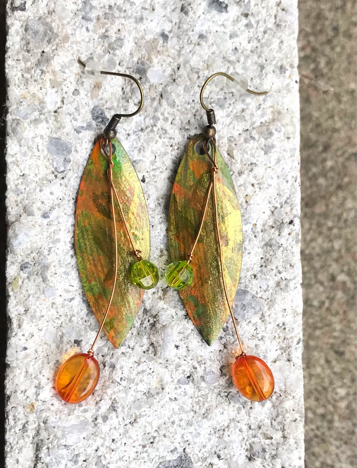 BOUCLES D’OREILLES PEINTES À LA MAIN FEUILLES D’ORANGÉ