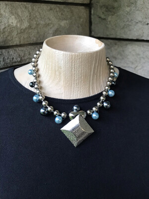COLLIER CARRÉ DE PERLES BLEU