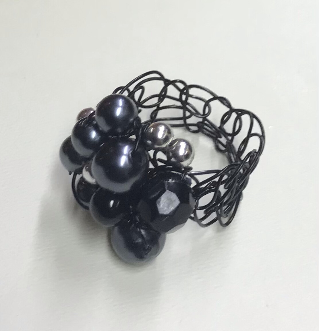 BAGUE GRIS ET NOIR PERLÉE