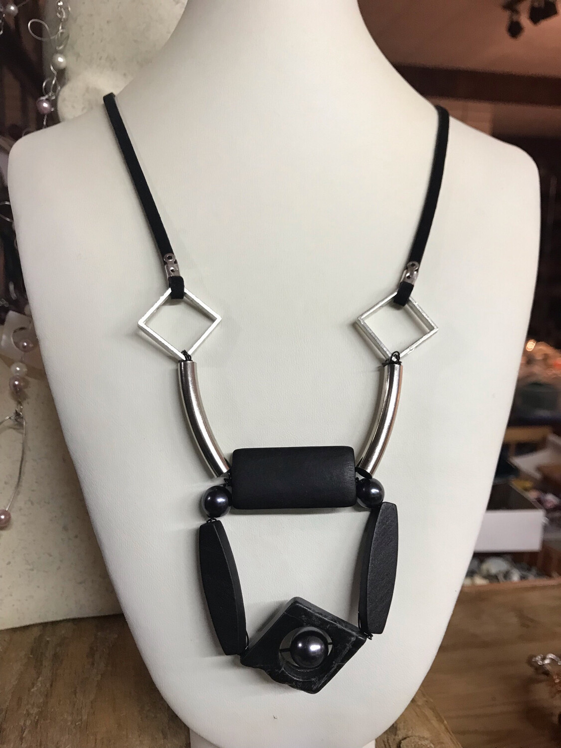 COLLIER ARCHITECTURAL NOIR