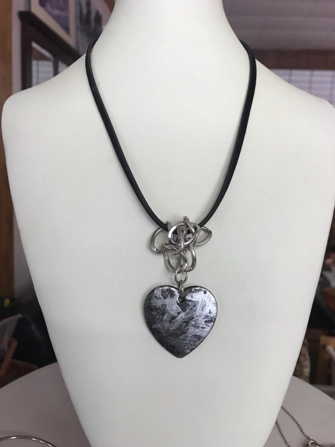 COLLIER COEUR PEINT À LA MAIN NOIR