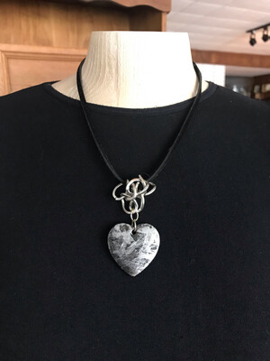 COLLIER COEUR PEINT À LA MAIN NOIR