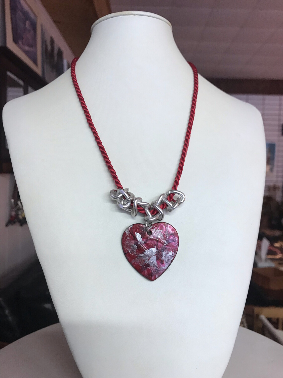 COLLIER COEUR PEINT À LA MAIN ROUGE
