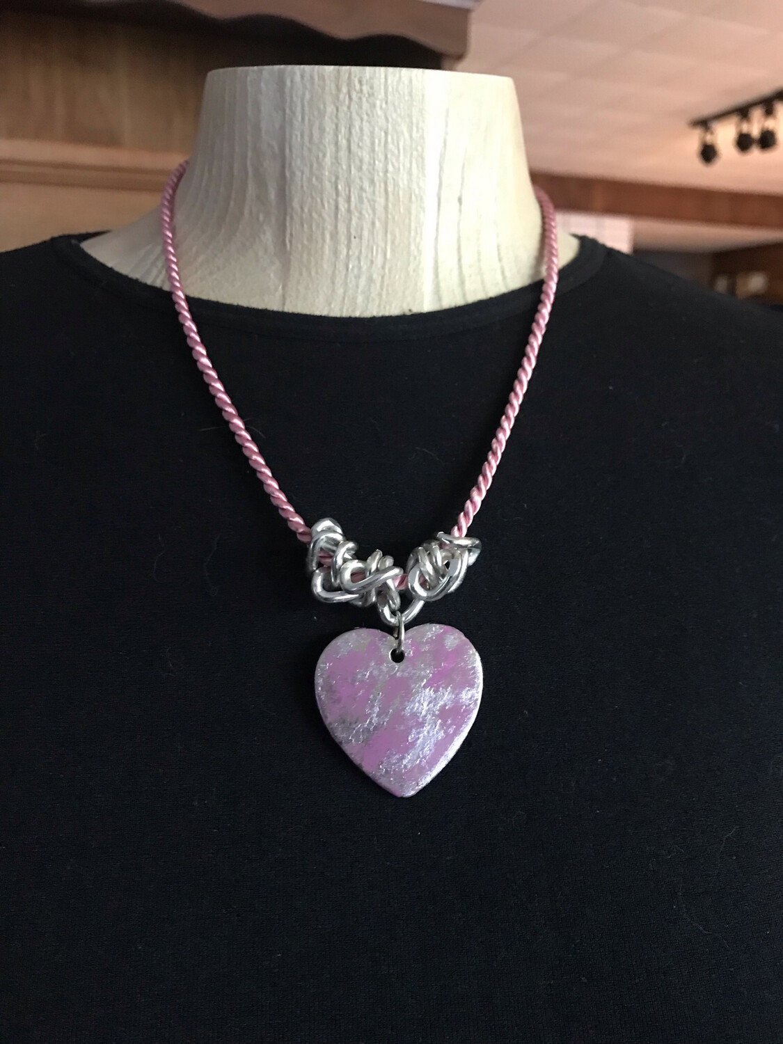 COLLIER COEUR PEINT À LA MAIN ROSE