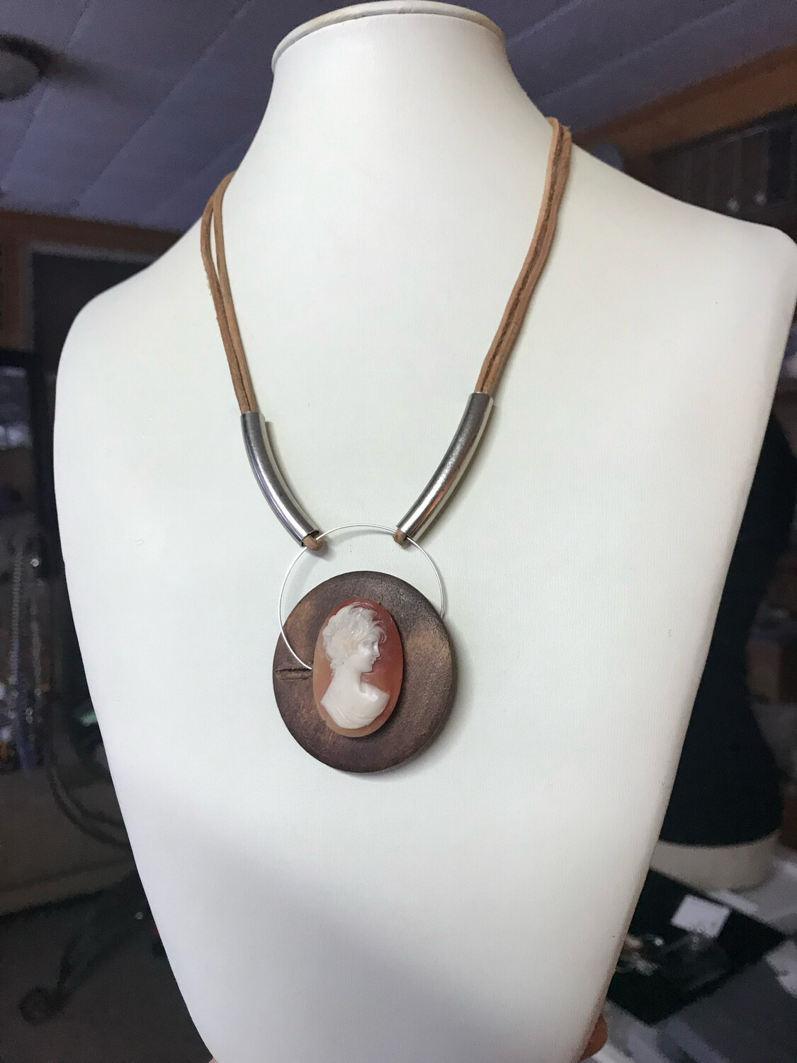 COLLIER CAMÉE BOIS PÊCHE FUZZY