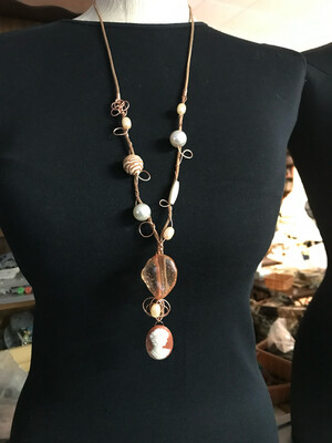 COLLIER CAMÉE SUR PERLES
