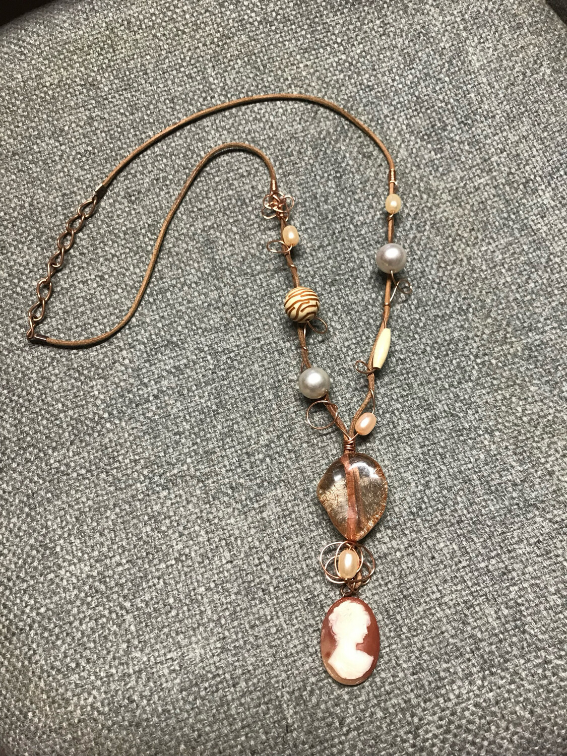 COLLIER CAMÉE SUR PERLES