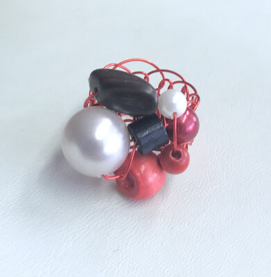 BAGUE ROUGE PERLES ET BOIS