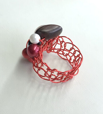 BAGUE ROUGE PERLES ET BOIS