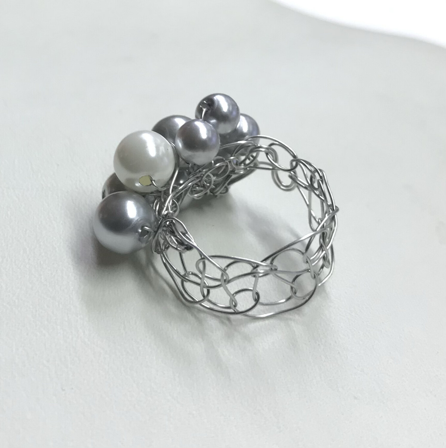 BAGUE GRIS PERLES